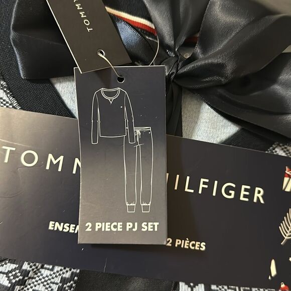 Tommy Hilfiger XL Navy Light Blue Sweater Weather Crew Top & Jogger PJ Gift Set - Picture 11 of 11
